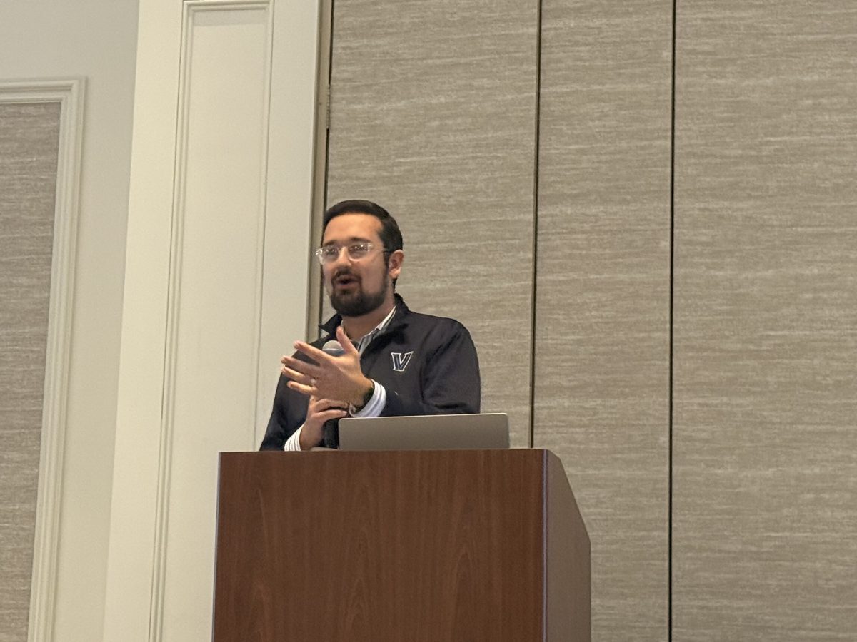 SFA Vice President John Sedunov addresses the membership. 